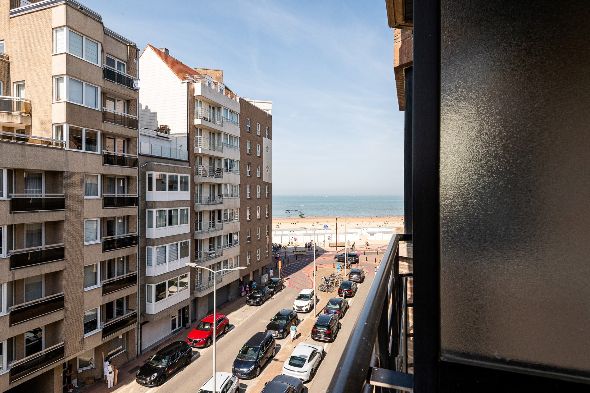 Prachtig gerenoveerd 3-slaapkamer appartement met terras en mooi zijdelings zeezicht gelegen in het centrum van Knokke op enkele meters van het strand.  foto 3