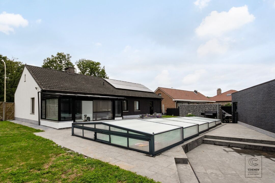 Zeer ruime woning met bew. opp van 208 m², 4 à 5 slpk's en ruime tuin met zwembad te Kessel foto 2