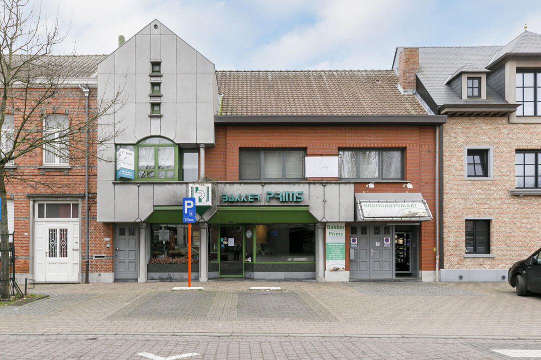 Handelsgelijkvloers met appartement en garages foto 1