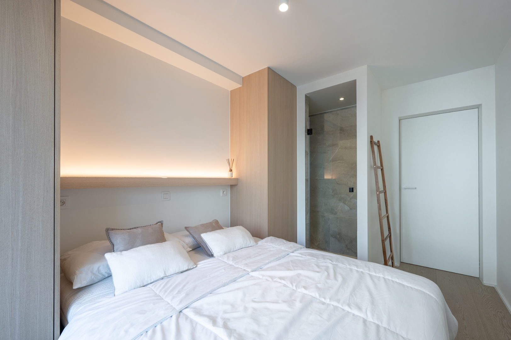 Prachtig vernieuwd drie slaapkamer appartement op 100m van de zeedijk foto 17
