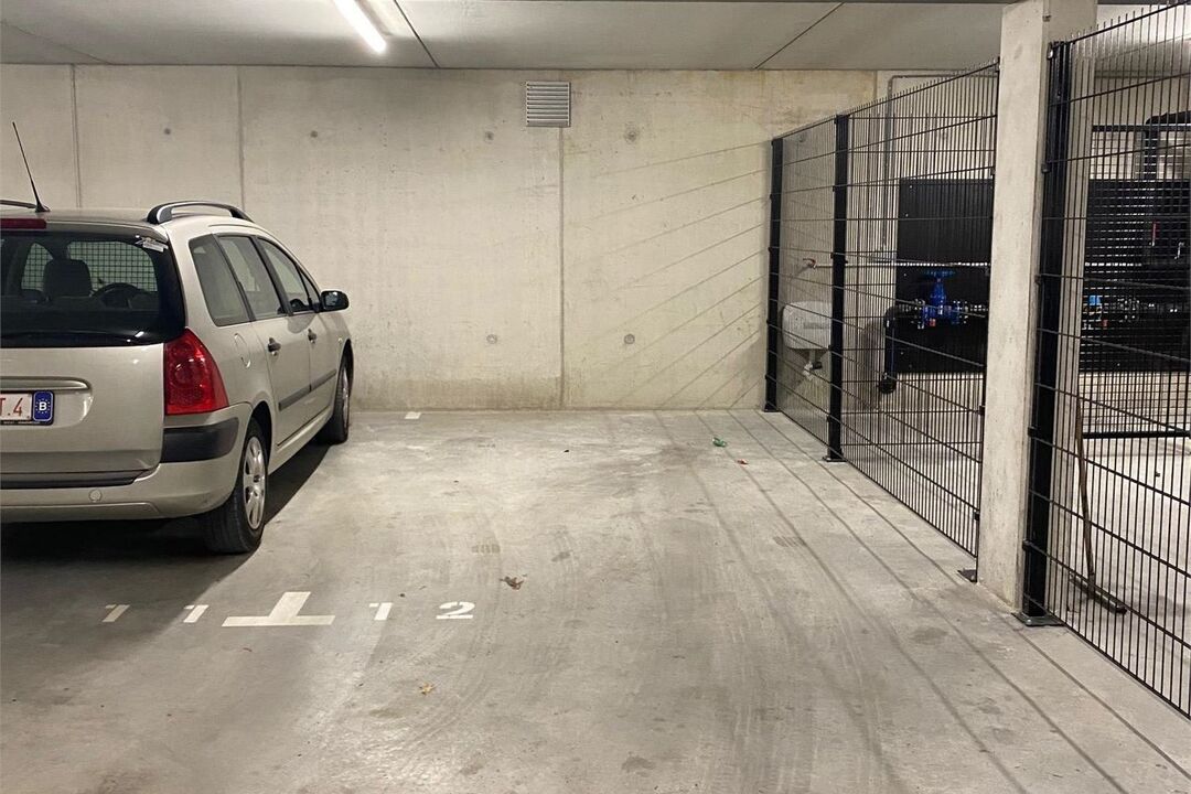 Ruime ondergrondse autostaanplaats in een volledig vernieuwde garage foto 1