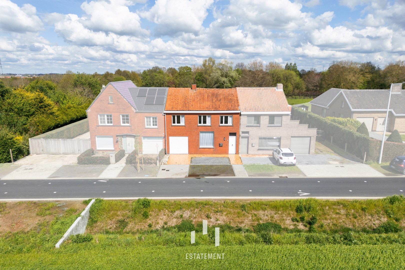 Landelijke gelegen rijwoning in Zonnebeke met tuin, garage en 3 slaapkamers op perceel van 457m² - Energielabel F - 187m² bewoonbaar  foto 1