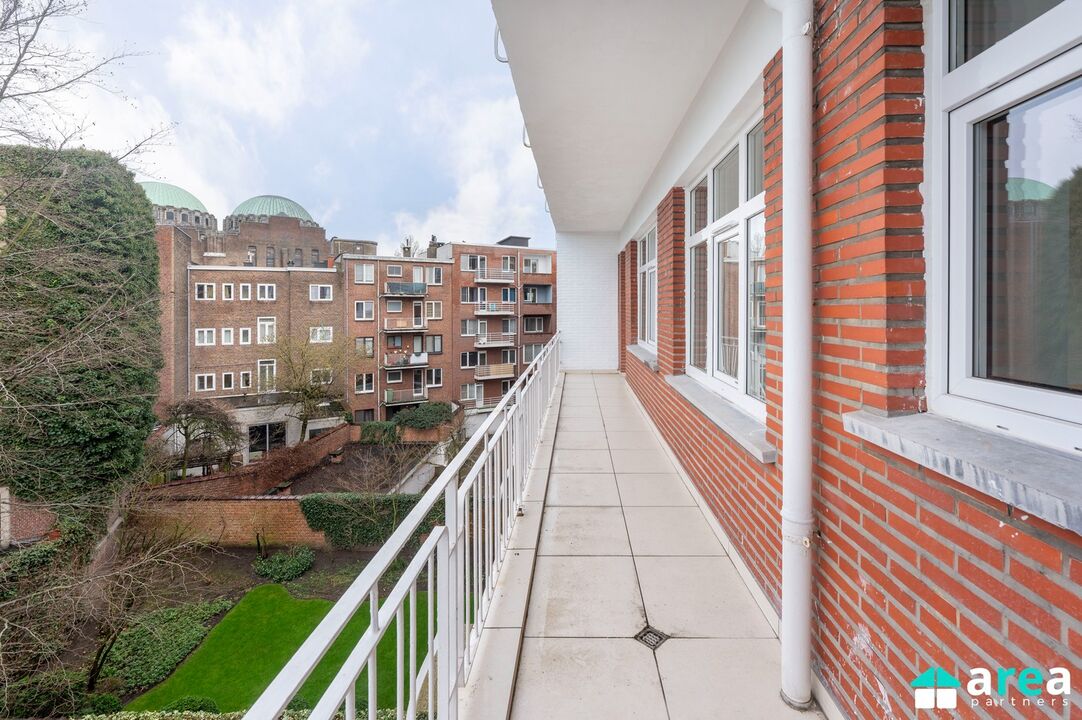 Volledig gerenoveerd ruim appartement met terras! foto 18