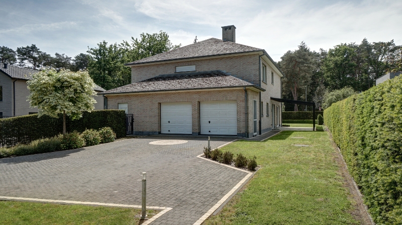Ruime villa 286m² met bureelruimte 24m² + 3de garage op 8 are foto 8