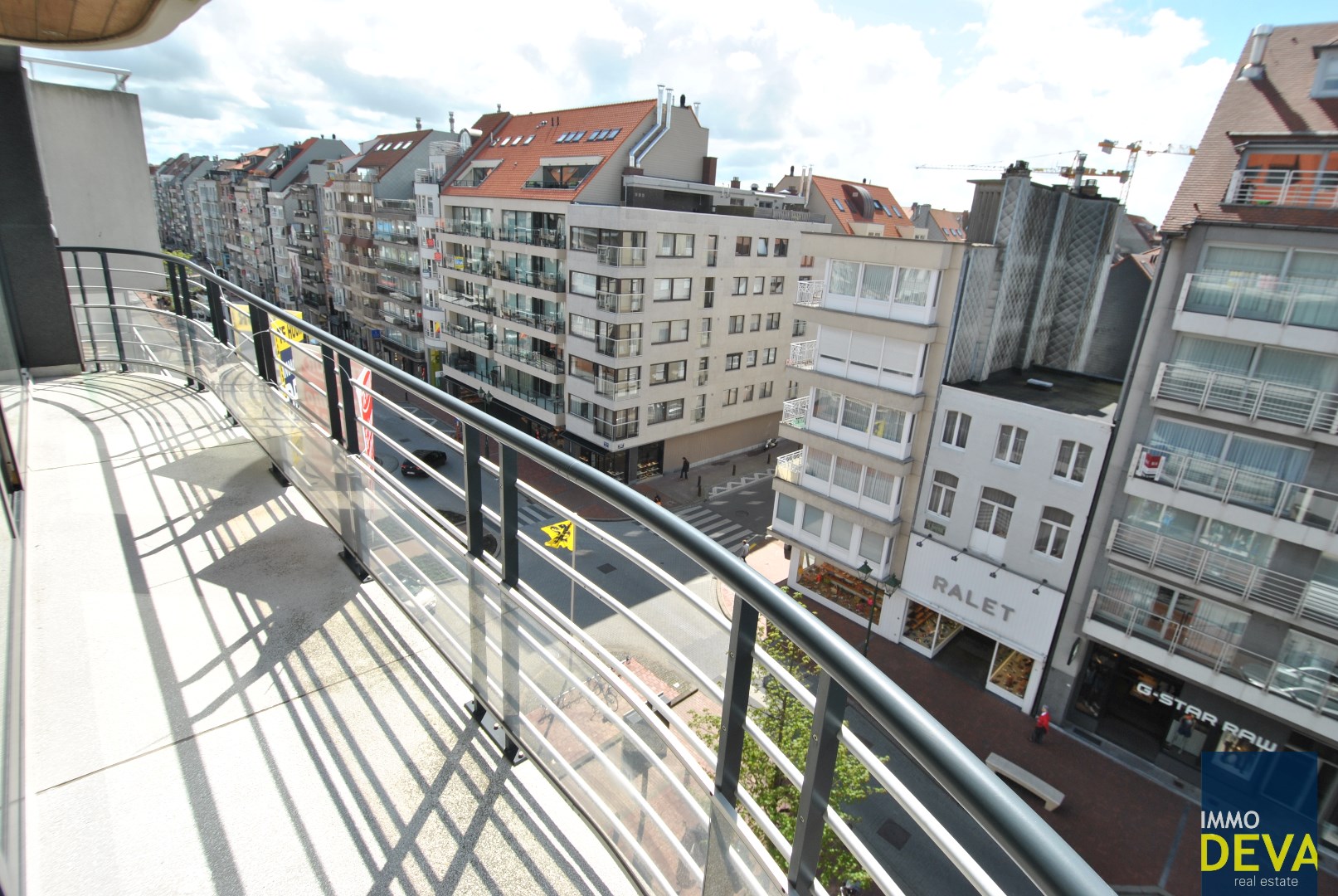 Ruim appartement met 3 slpk. gelegen in het centrum van Knokke met een façade van 8m. foto 7