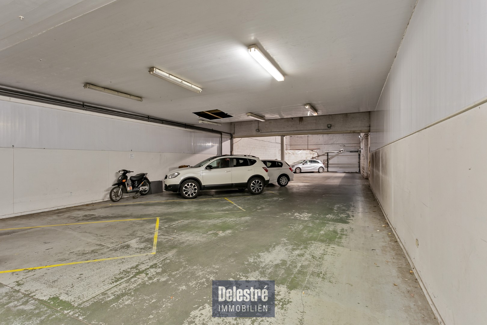 INSTAPKLAAR COMMERCIEEL GELIJKVLOERS INCL.1 PARKING foto 28