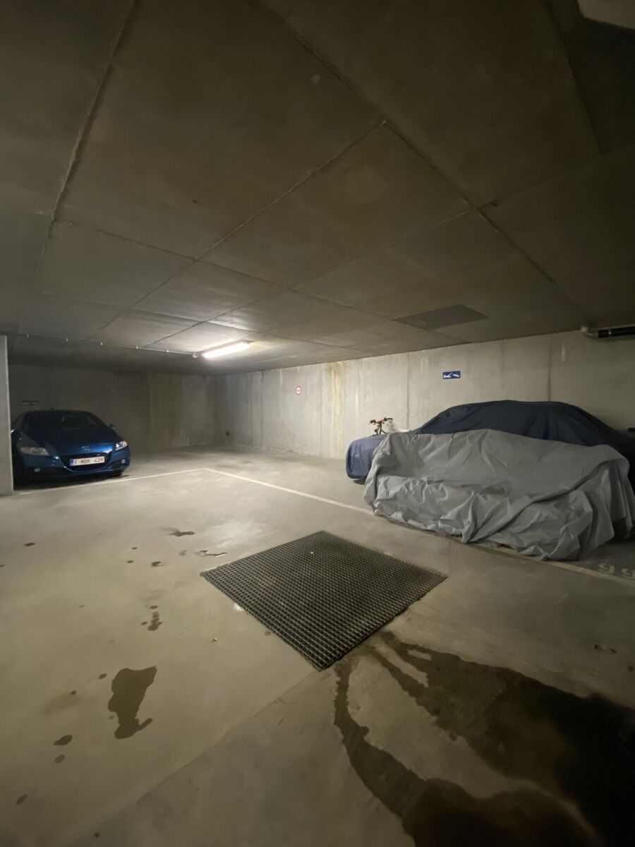 Grote autostaanplaats in recente ondergrondse garage te koop foto 3