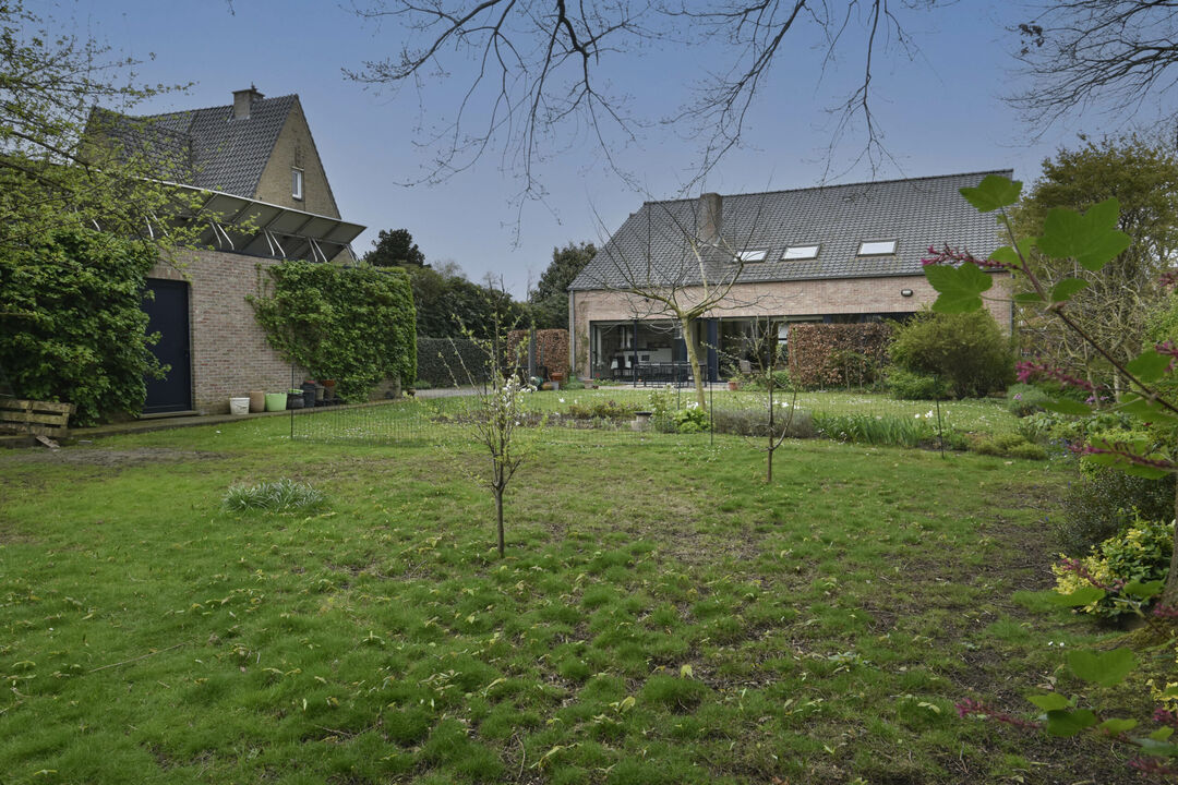 Unieke villa met praktijkruimte, 5 slaapkamers en grote tuin in Sint-Niklaas foto 14