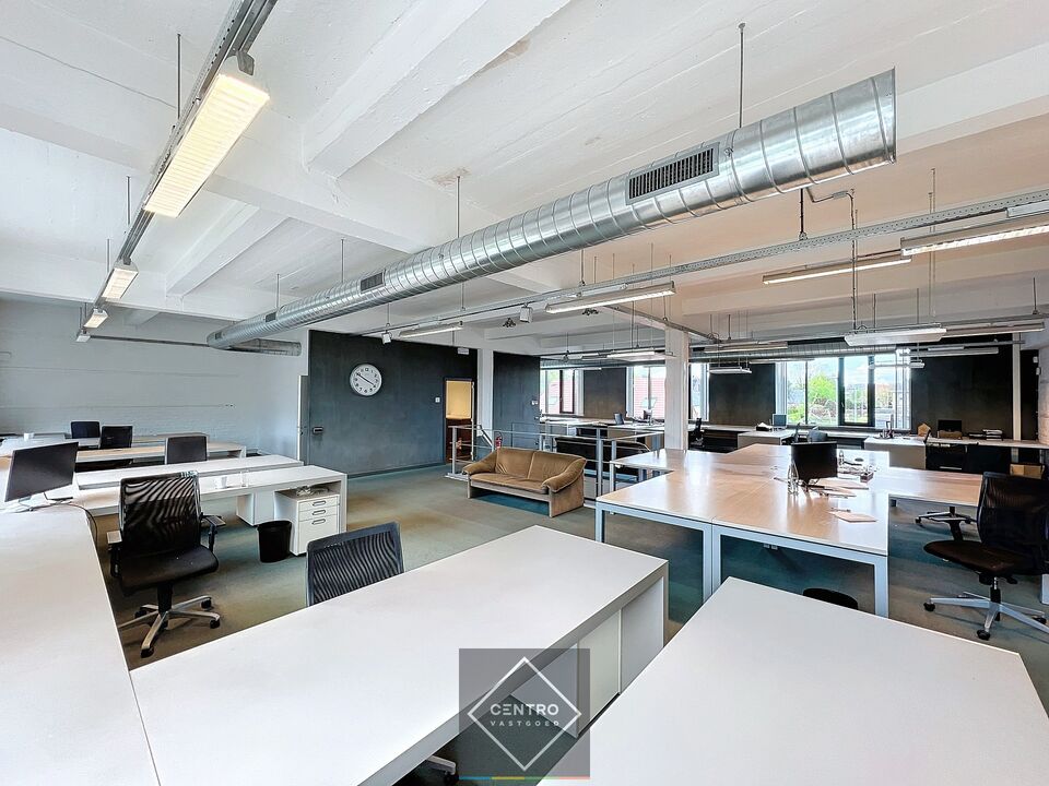BEMEUBELDE trendy, lichtrijke kantoorruimte  te huur in centrum Roeselare ! foto 8