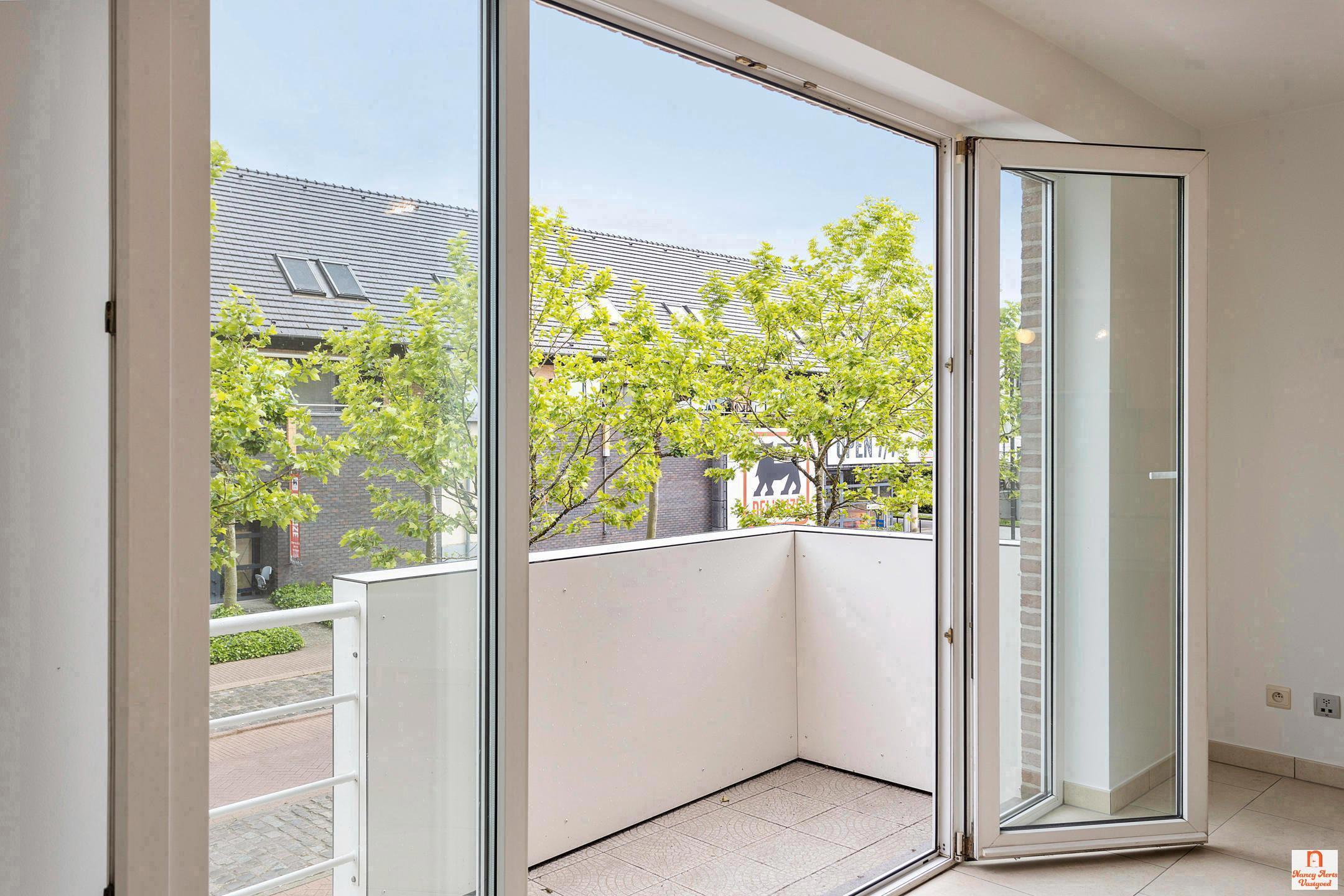 Instapklaar appartement met gigantisch terras in Zonhoven Centrum foto 1