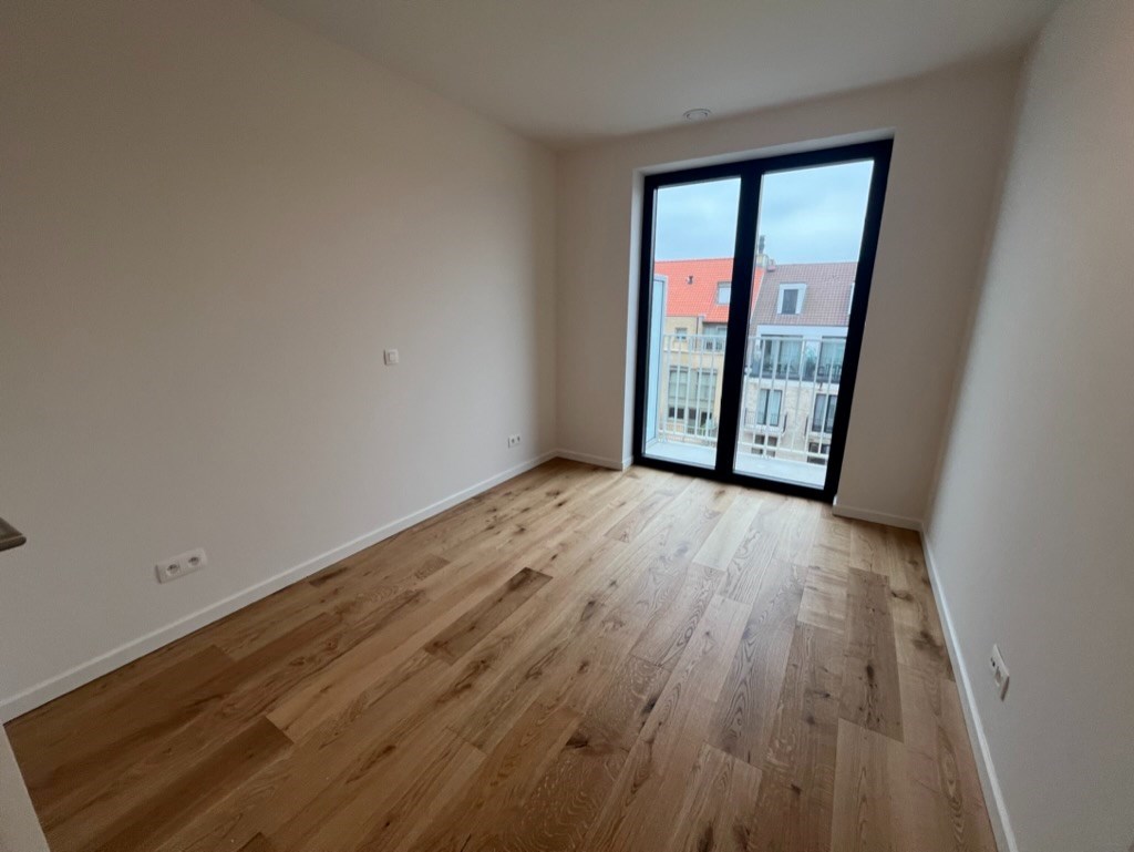 ONGEMEUBELD - Nieuwbouw appartement met 2 slaapkamers gelegen op de Lippenslaan te Knokke (integraal geschilderd). foto 12
