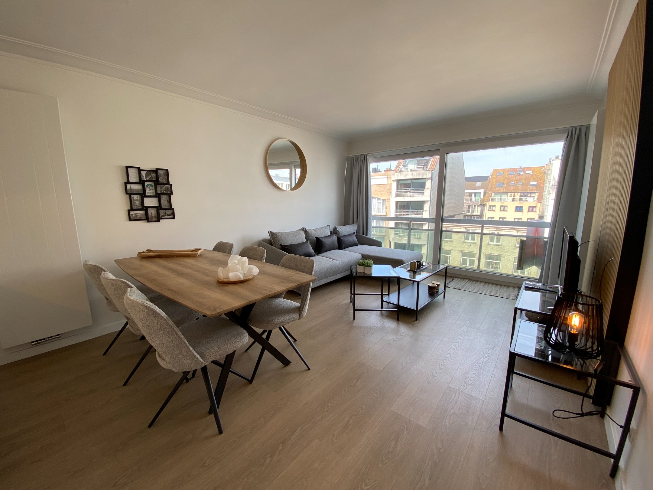 GEMEUBELD - Modern ingericht 1-slaapkamer appartement gelegen in de Lippenslaan te Knokke. foto 2