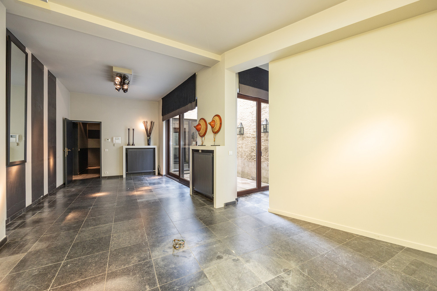 Gelijkvloers appartement  101m² met buitenruimte 20m² en ruime kelder op toplocatie aan het Mechelseplein in hartje Antwerpen foto 8