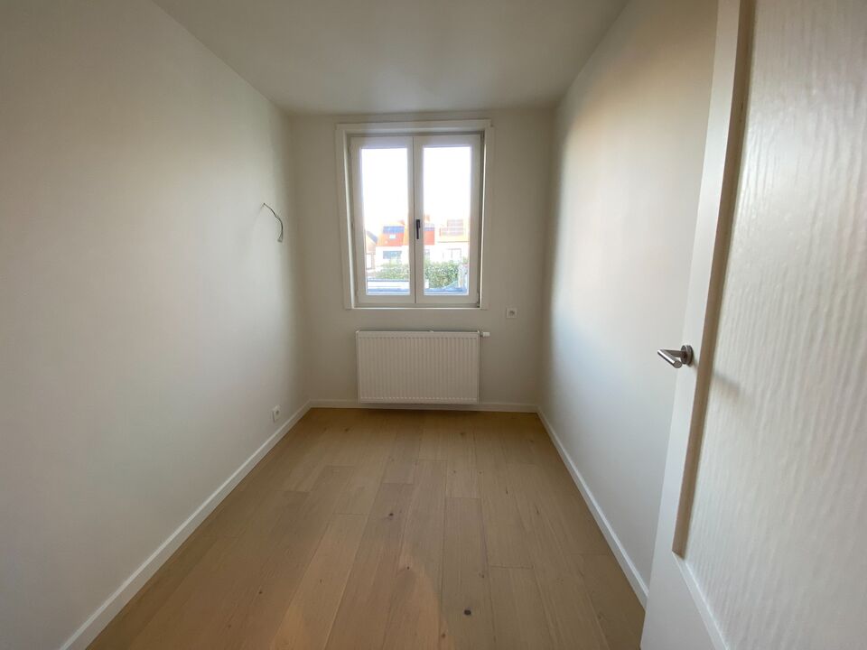 ONGEMEUBELD - Recent gerenoveerd appartement met twee slaapkamers gelegen te Oud Knokke.  foto 9