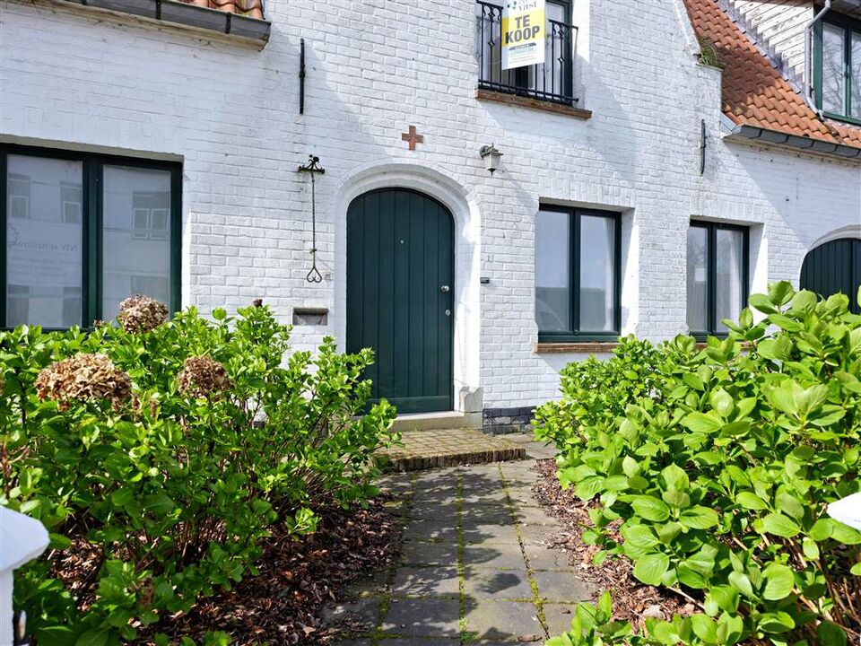 Oostkerke Uniek wonen in voormalige Pastoriewoning met grote tuin en garage foto 38
