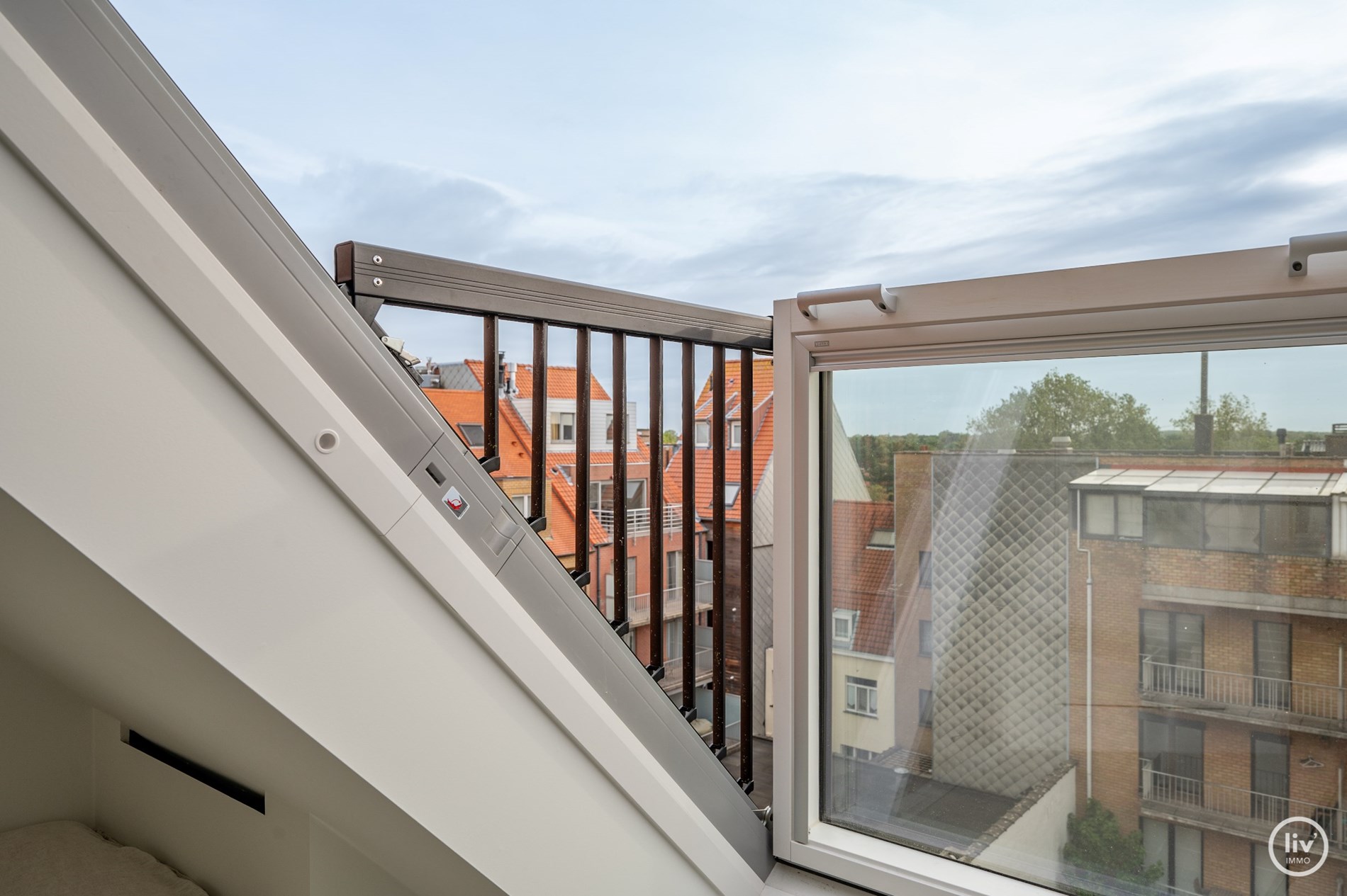 Prachtig gerenoveerd duplex appartement met ruim Westgericht terras gelegen op de Lippenslaan te Knokke. foto 34