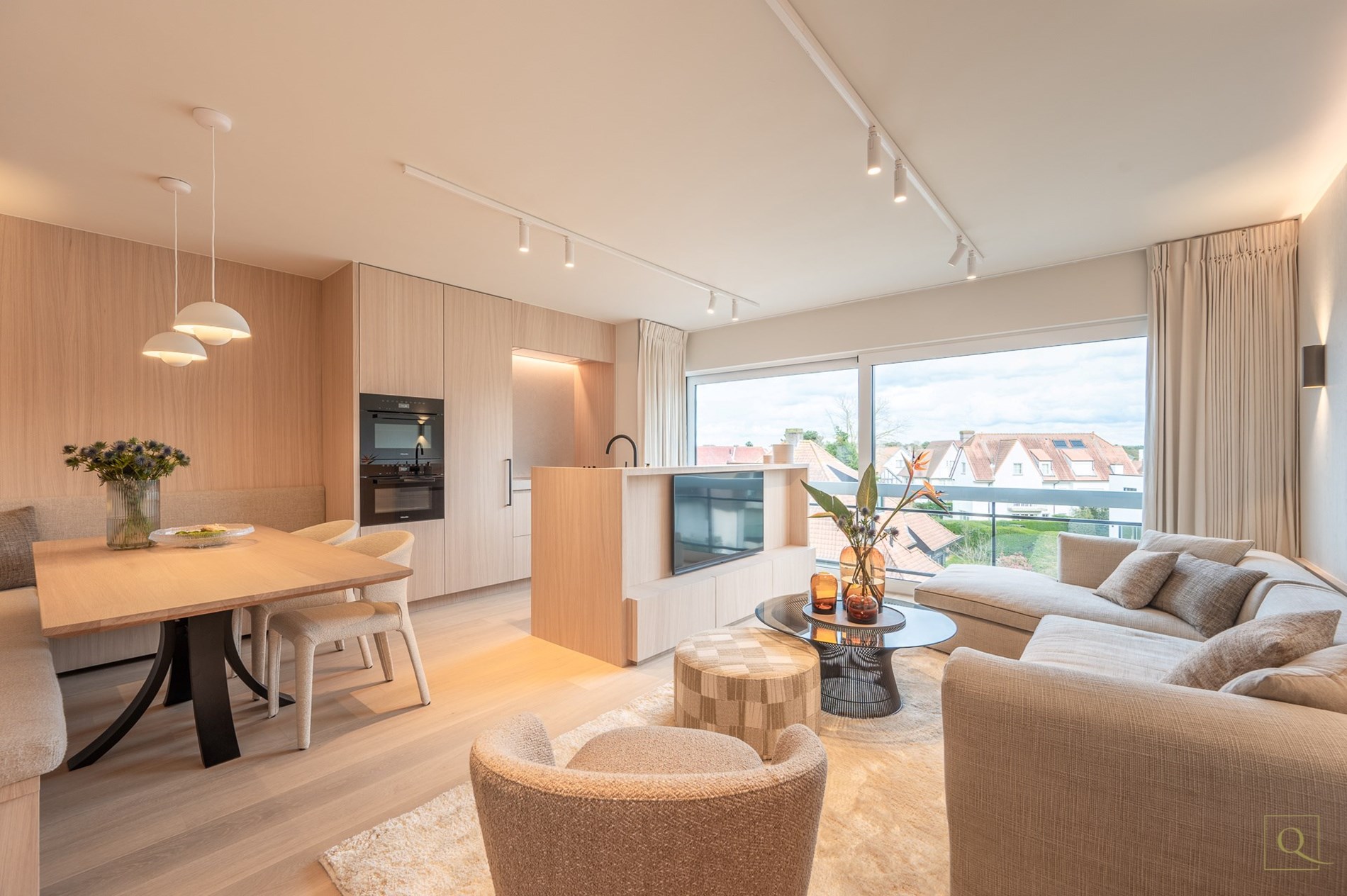 Prachtige renovatie met open zicht over de villa's en  3 slaapkamers centraal gelegen op de Piers de raveschootlaan te Knokke. foto 1