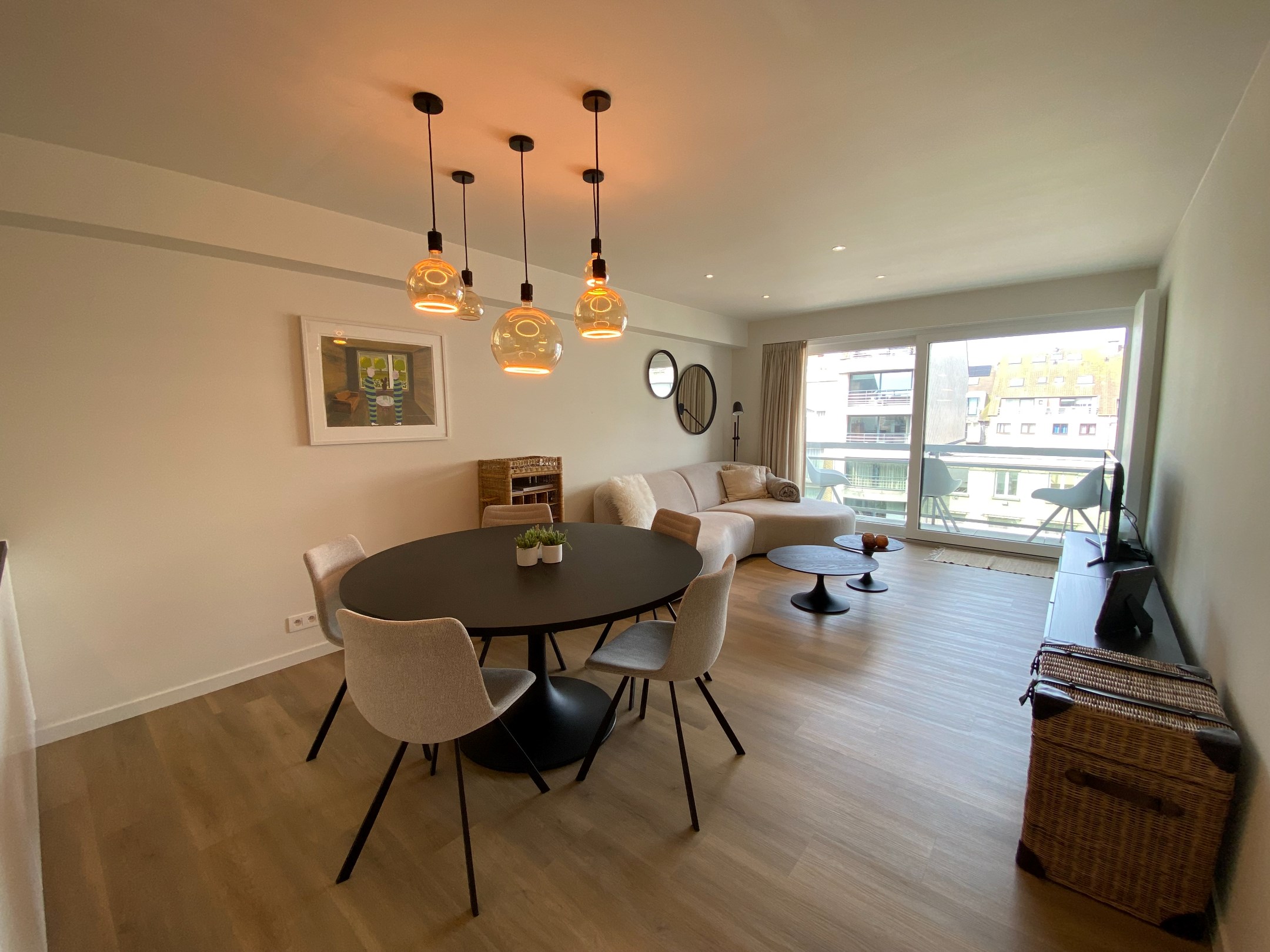 GEMEUBELD - Modern ingericht appartement met 2 volwaardige slaapkamers gelegen in de Lippenslaan. foto 3