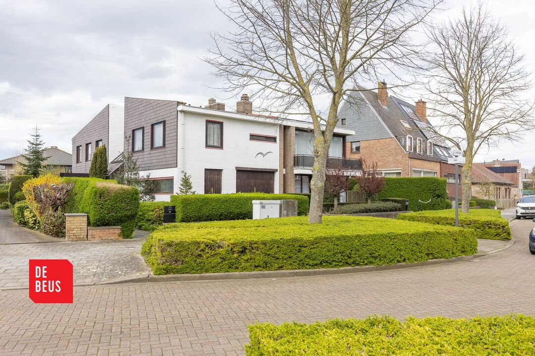 Ruime woning met tuin, uitstekend gelegen in residentieel kwartier te Oostende foto 1