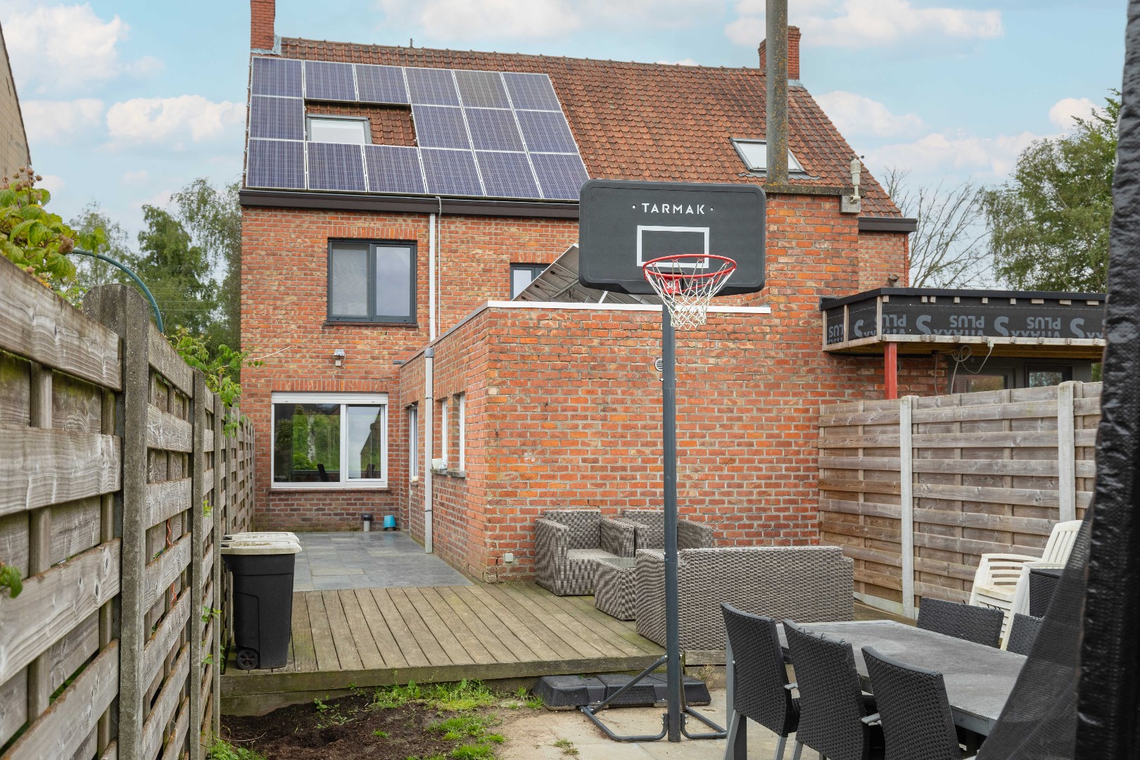 Uitgebouwde woning met 21 zonnepanelen, leuke tuin nabij het station te Sint-Michiels. foto 4