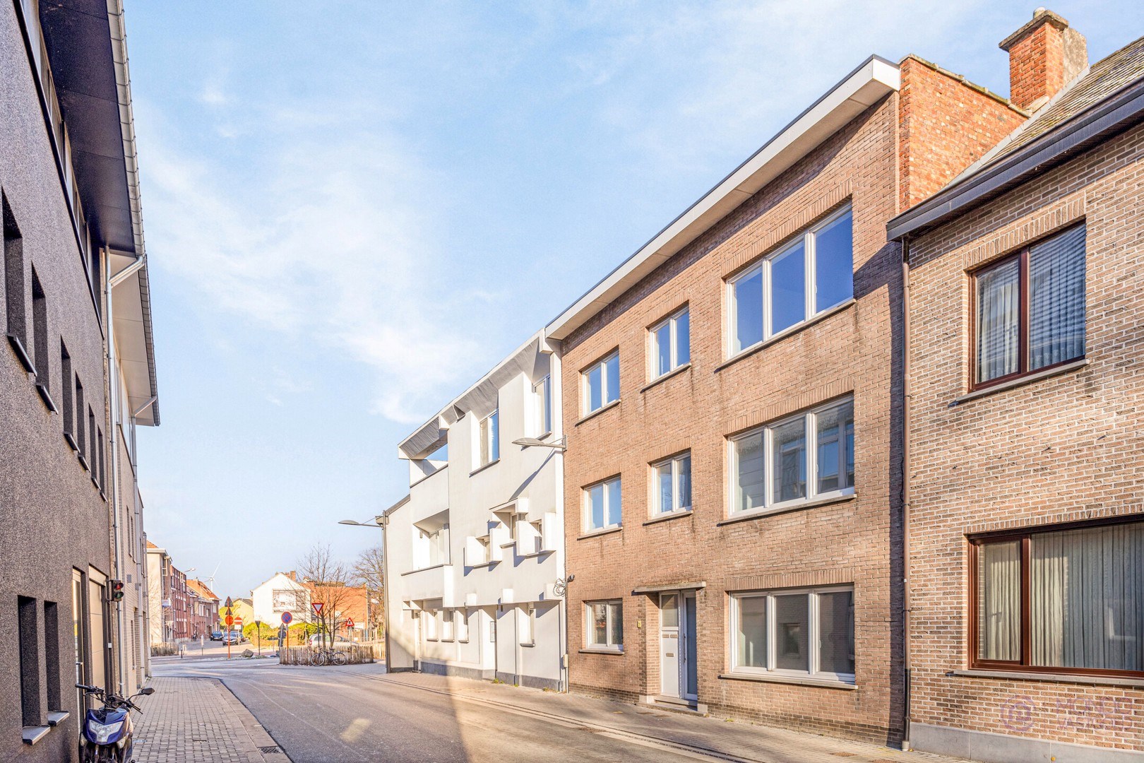 Appartementsgebouw met 3 energiezuinige gerenoveerde appartement eenheden te Willebroek. foto 1