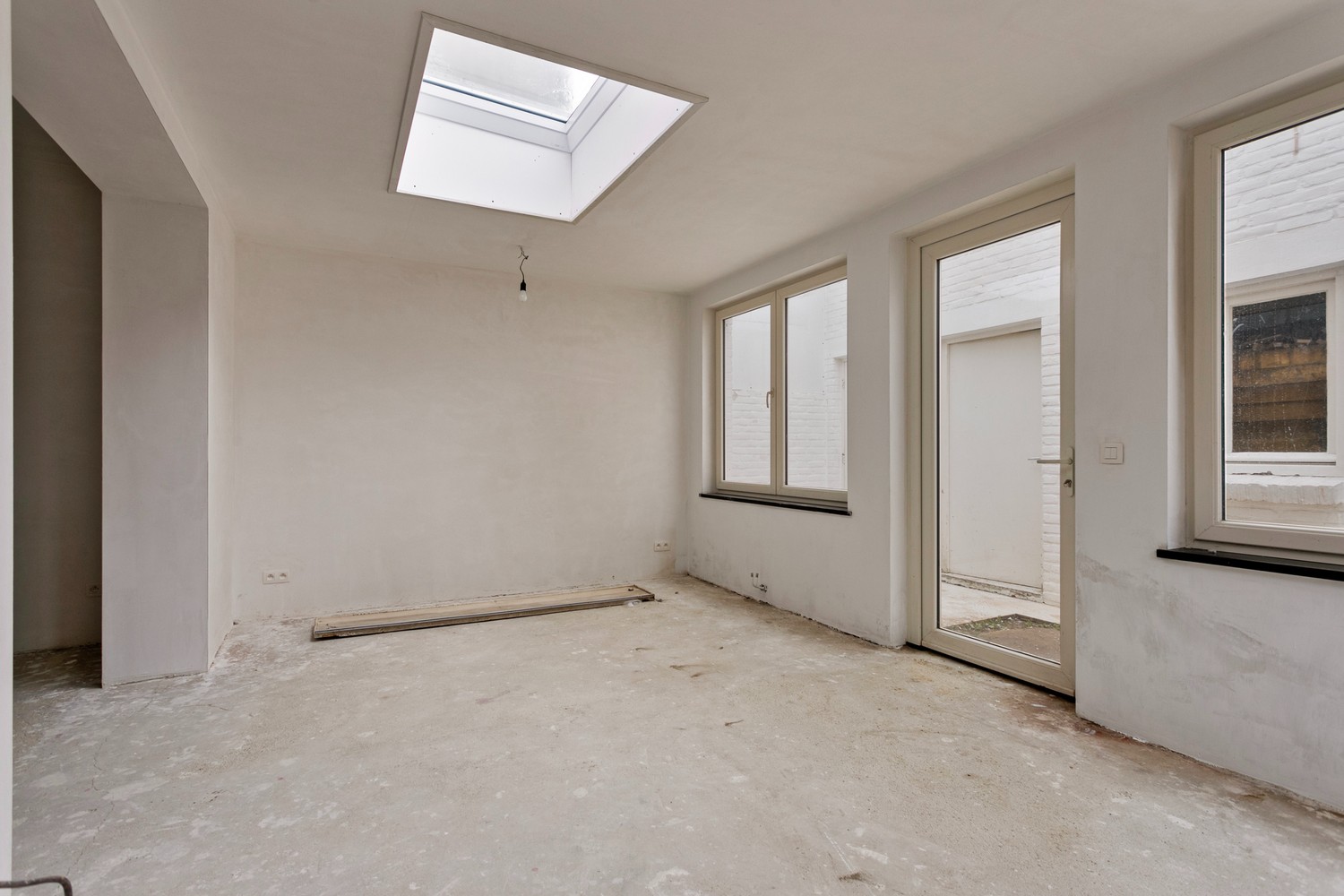 Af te werken woning met vier slaapkamers op een perceel van 8 are te Veldwezelt/Lanaken foto 9