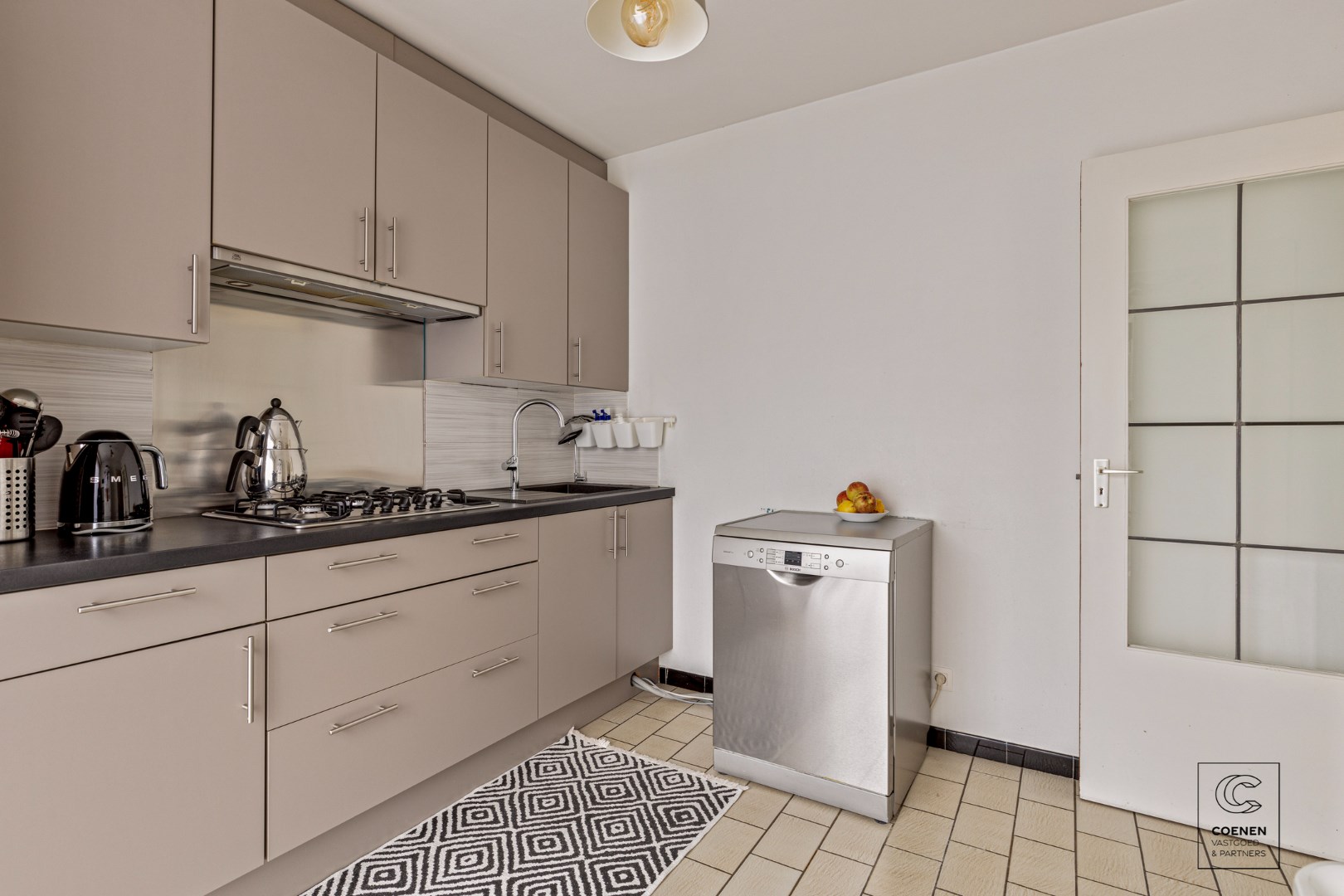 Ruim, lichtrijk appartement met 3 slpk's, + autostaanplaats, bew. opp. van ca. 100 m² op een centrale locatie te Deurne! foto 11