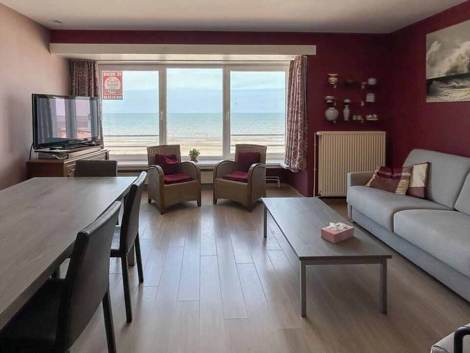 Appartement met twee slaapkamers te koop op de Zeedijk van Koksijde! foto 3