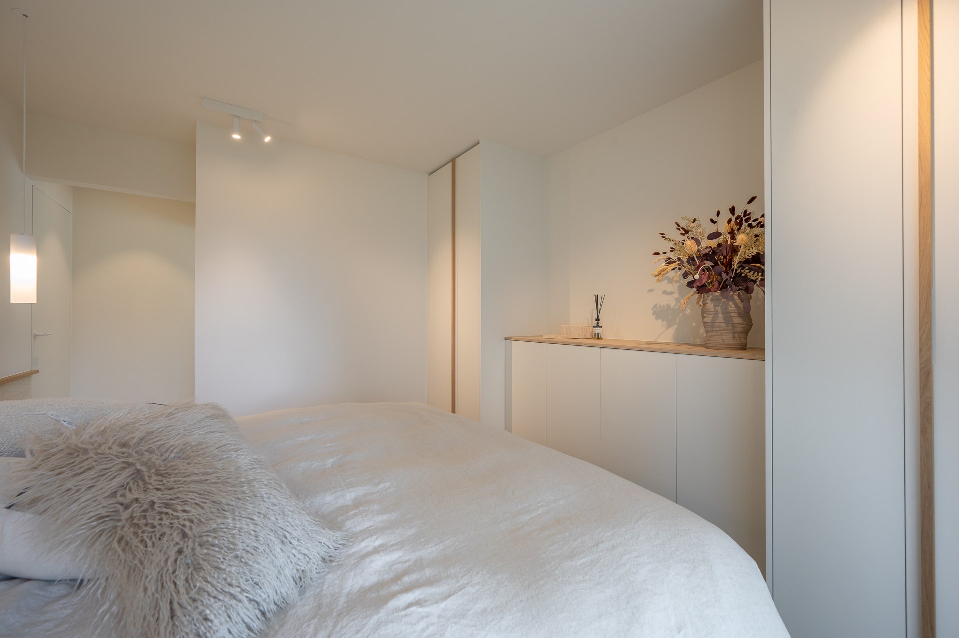 Stijlvol en luxueus gerenoveerd gelijkvloers appartement met twee slaapkamers gelegen op enkele minuten van het strand te Duinbergen.  foto 12