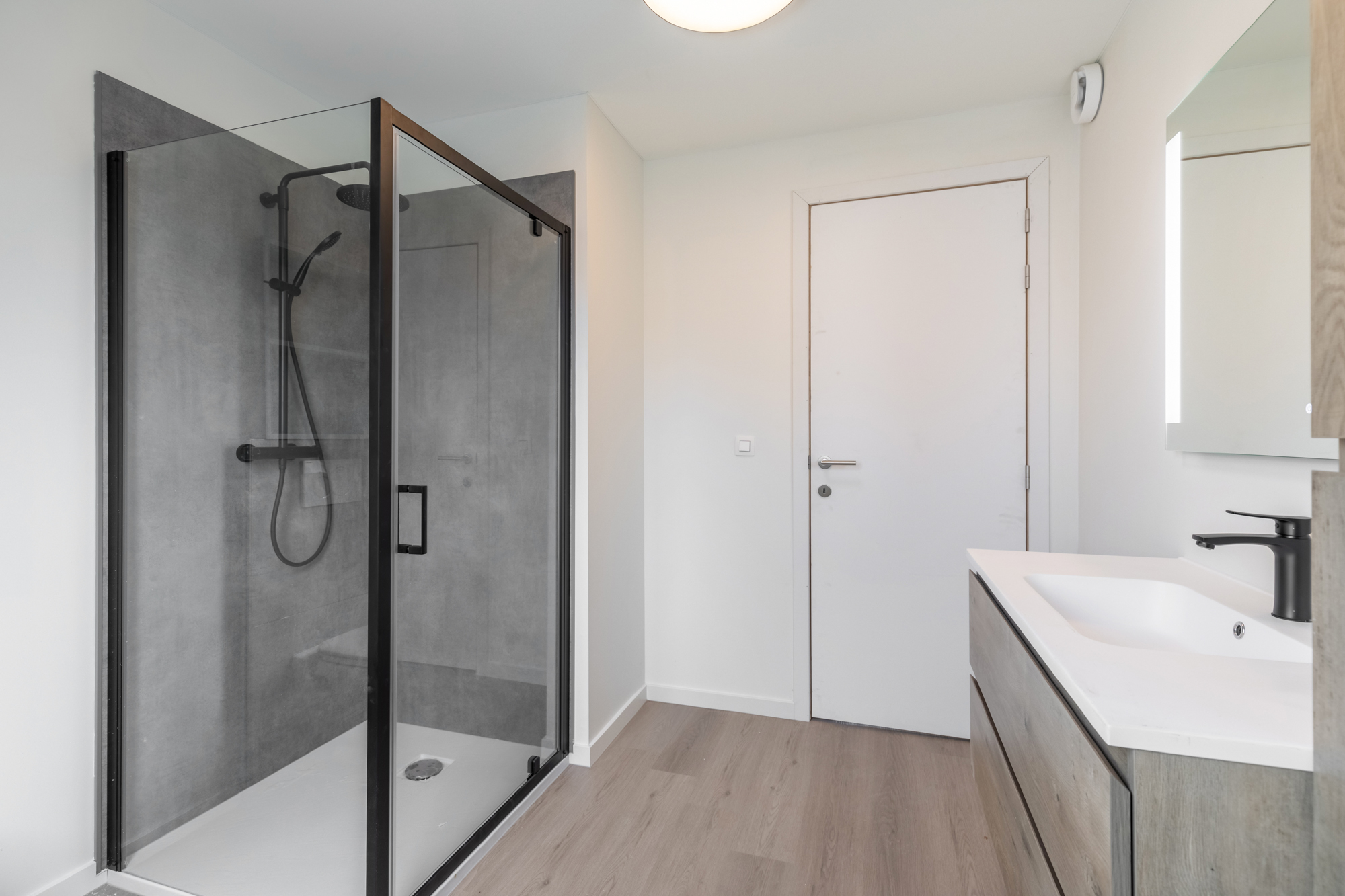 IDEALIS VASTGOED – Charmante en volledig gerenoveerde woning met een gezellige leefruimte, uitgeruste keuken, knappe slaapkamer én ruime badkamer! foto 16