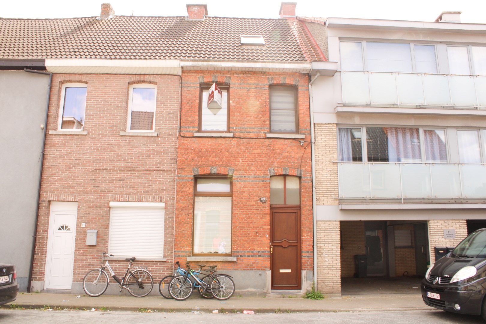 Te koop: Charmante woning met potentieel en tuintje in het hart van Sint-Niklaas! foto 1
