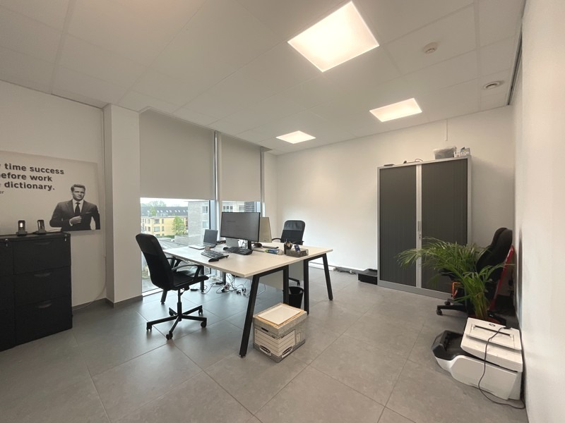 Mooi kantoor of commerciële ruimte in het centrum van Beveren met grote visibiliteit foto 8