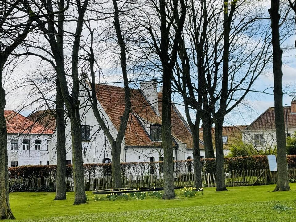 Oostkerke Uniek wonen in voormalige Pastoriewoning met grote tuin en garage foto 4