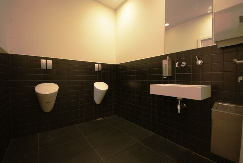 Bemeubelde kantoorruimte (20m²), voorzien van airco en rand-accommodatie (sanitair, keuken, ...) te Brugge! Vlot bereikbaar via Expresweg. foto 9