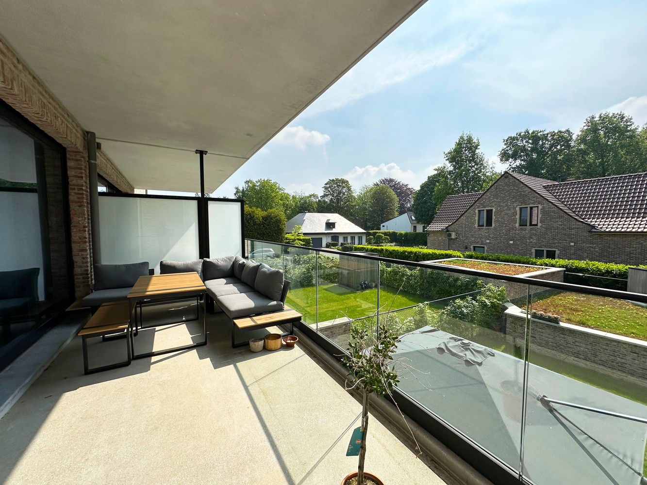 Stijlvol afgewerkt appartement met 2 slaapkamers, terras & autostaanplaats/garagebox in Wijnegem! foto 2