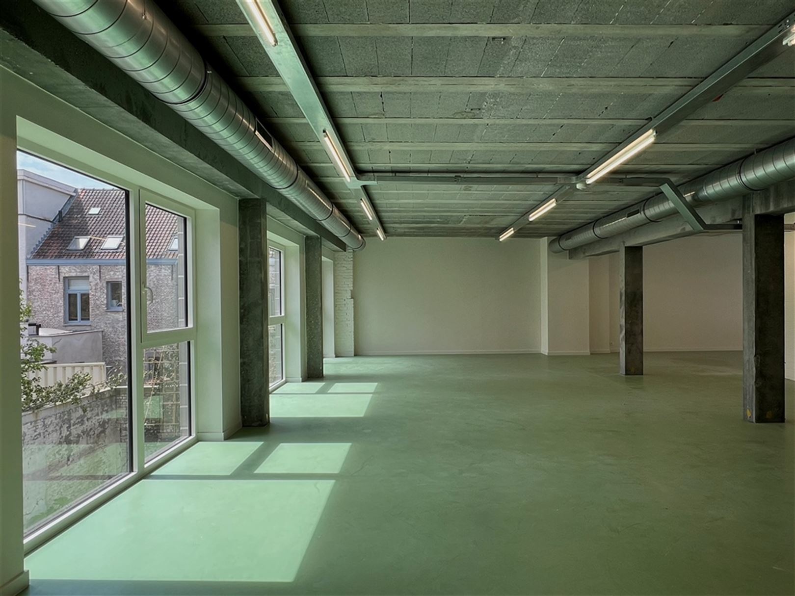 Kantoren in Industriële Loftstijl nabij Gent Dampoort tussen 182m² en 449m² foto 4