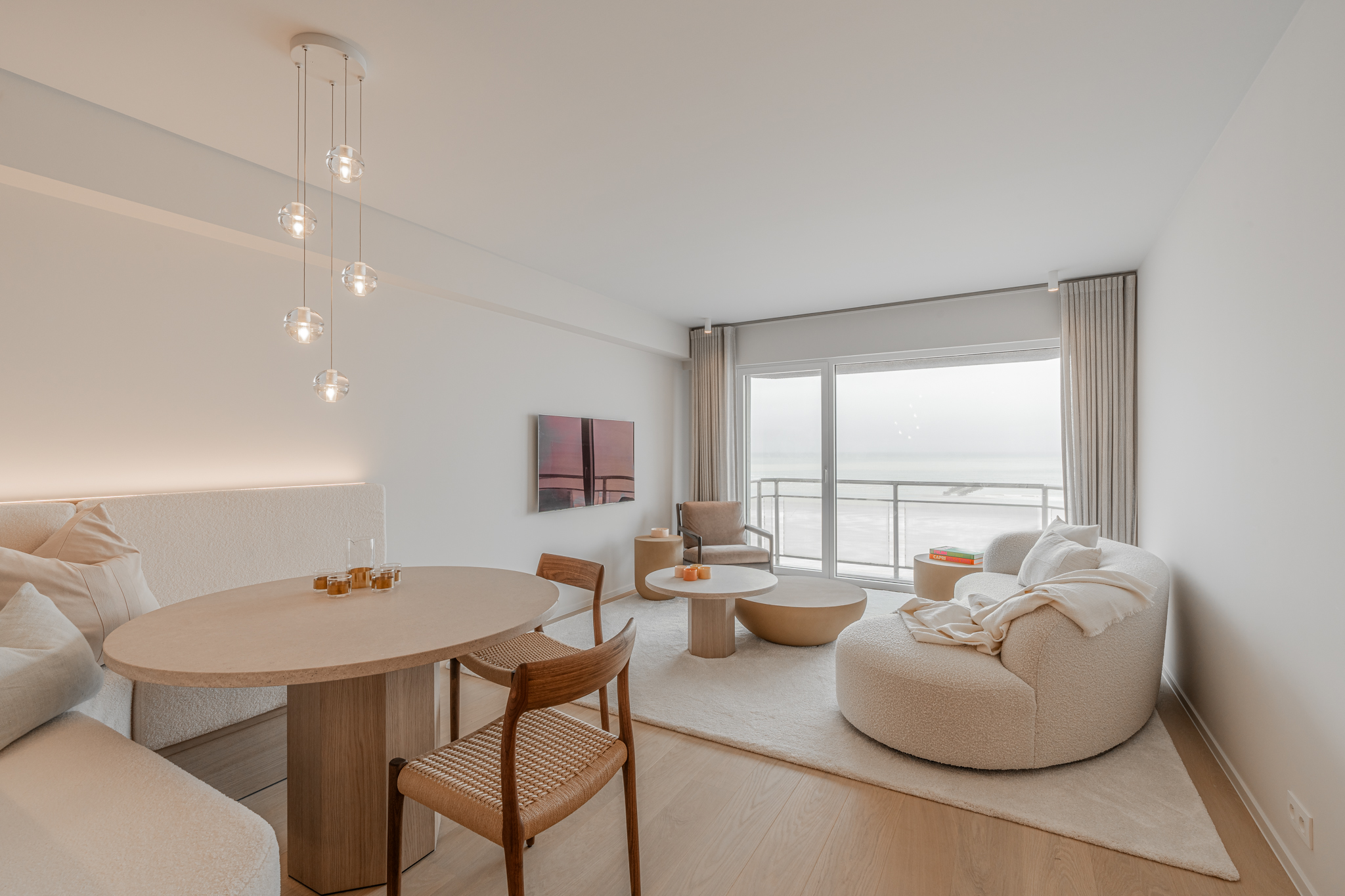 IDEALIS VASTGOED - Uiterst aangenaam, volledig gerenoveerd én gemeubeld appartement, gelegen op een prachtige locatie op de zeedijk in Duinbergen met frontaal zeezicht! foto 1