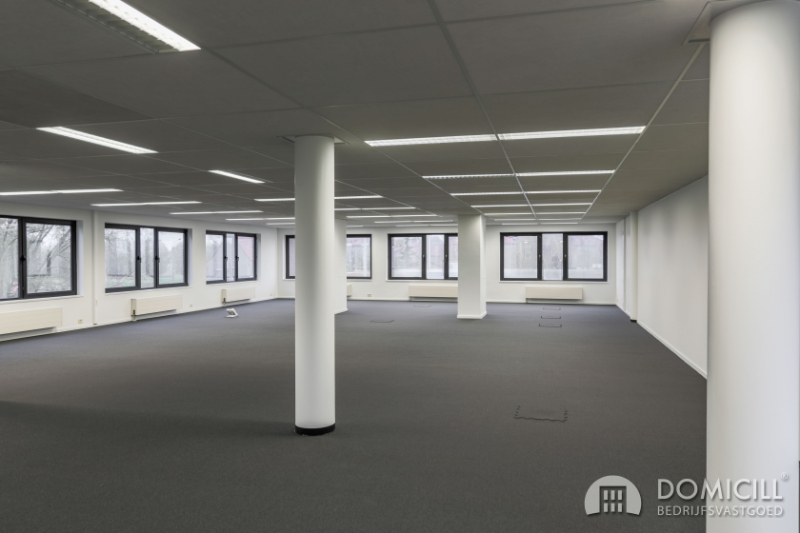 Roeselare, stadsrand: Vlot bereikbare zeer ruime open en lichtrijke kantoorruimte (307m²) met parking aan ring van Roeselare foto 1