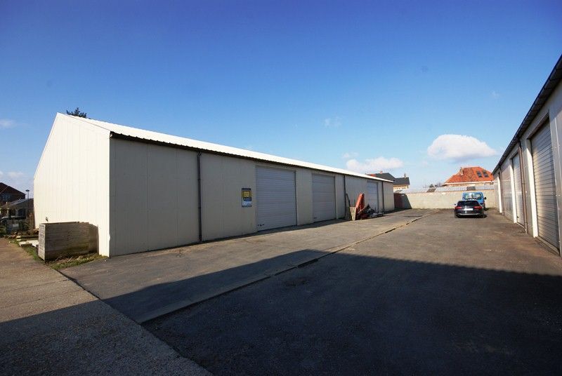 Opslagruimte (210m²) met sectionaalpoort op industriezone te Zedelgem, op 2 km van E403! foto 3