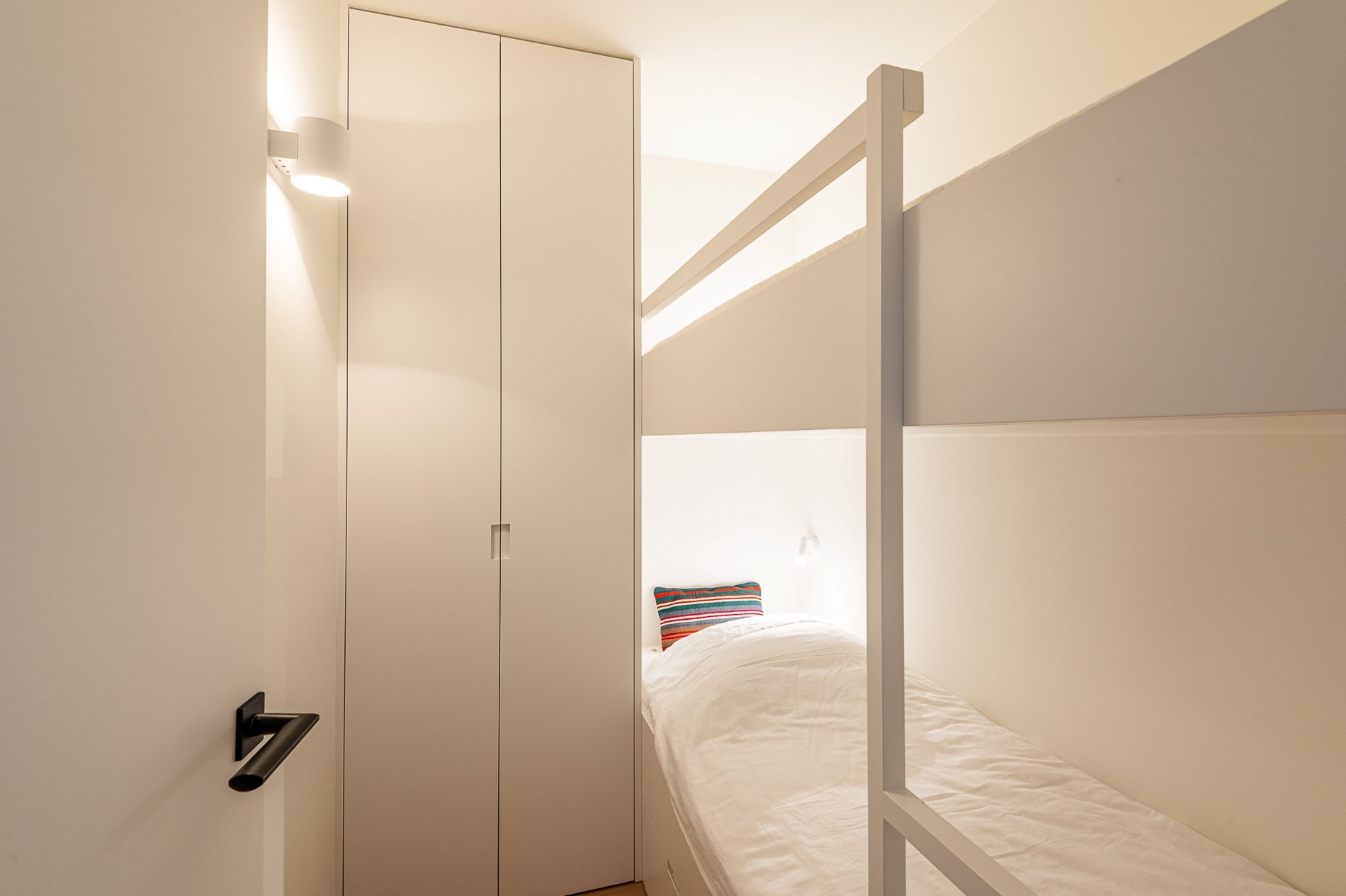 Prachtig gerenoveerd 3-slaapkamer appartement met terras en mooi zijdelings zeezicht gelegen in het centrum van Knokke op enkele meters van het strand.  foto 24