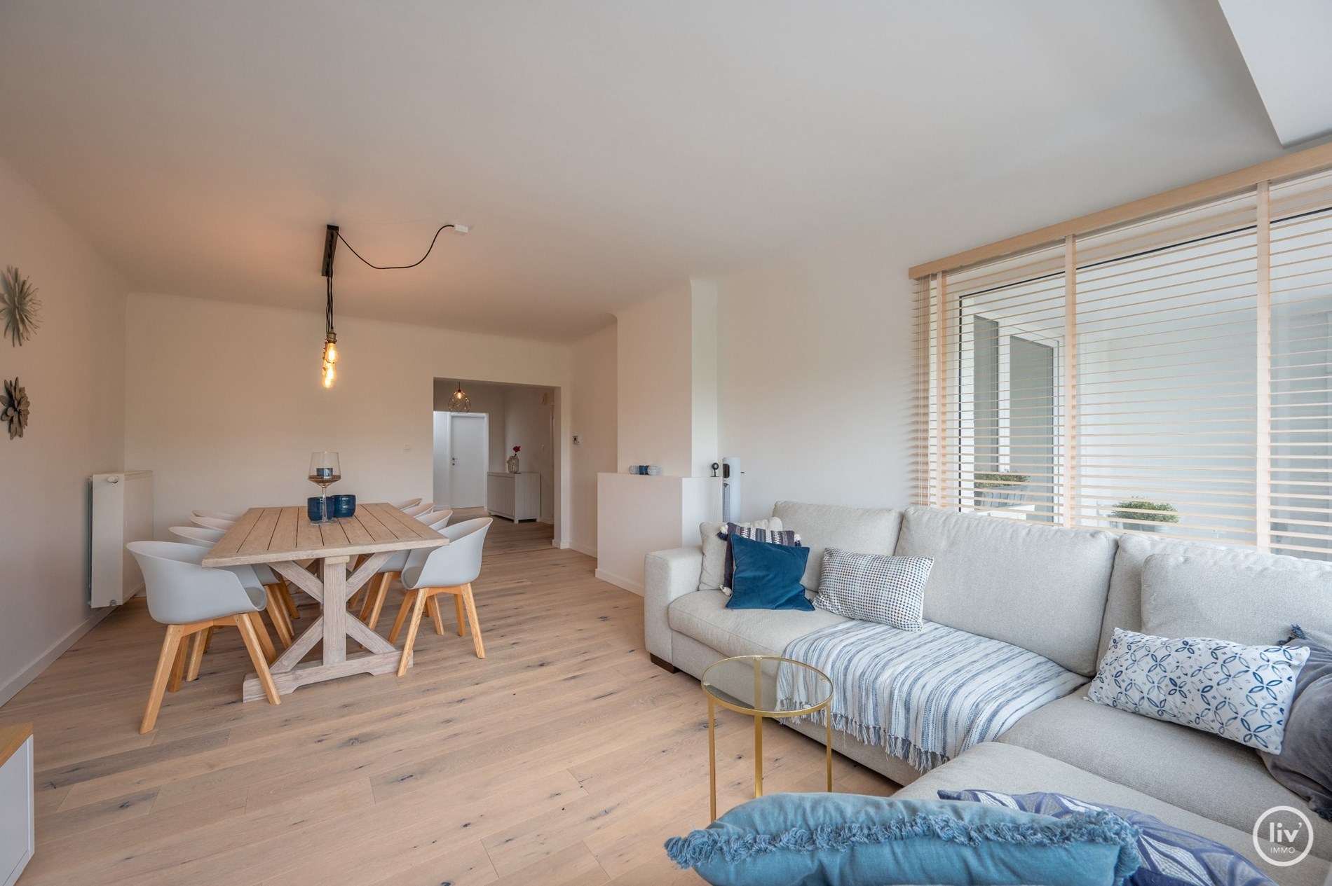 Integraal gerenoveerd appartement met 3 slaapkamers gelegen op het Maurice Lippensplein te Knokke-Heist.  foto 1