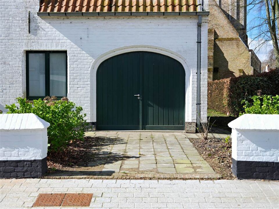 Oostkerke Uniek wonen in voormalige Pastoriewoning met grote tuin en garage foto 40