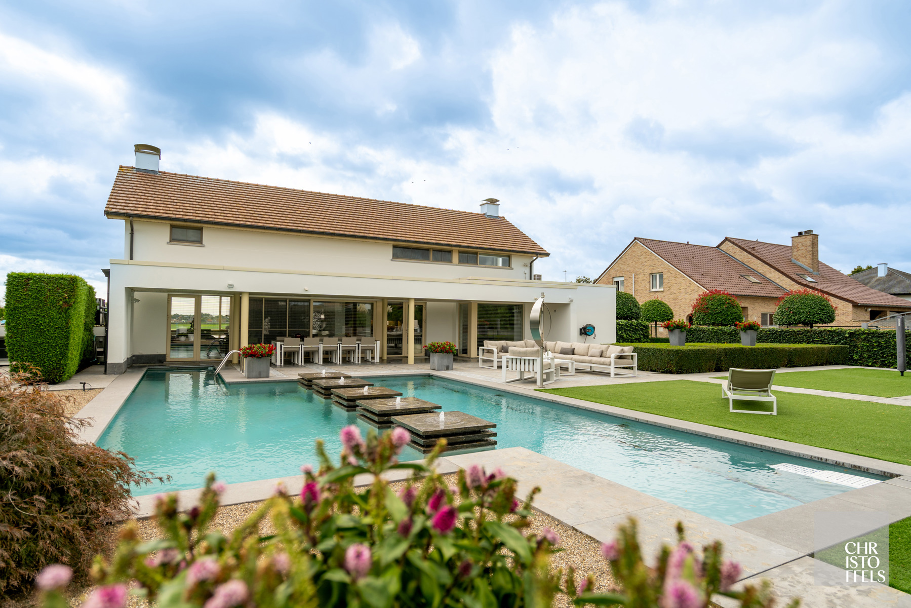 Exclusieve villa met verwarmd zwembad op een perceel van 2.295m²!  foto 1