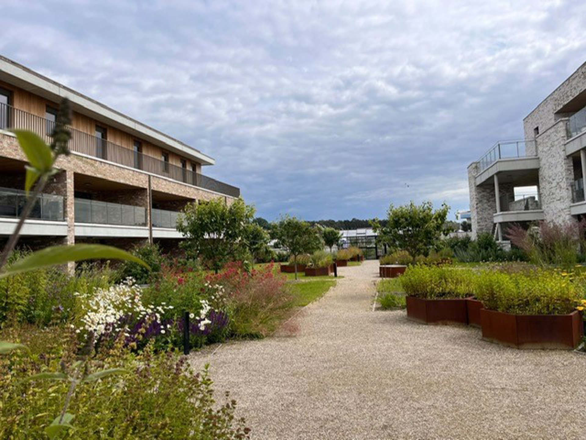 Nieuwbouwappartement - terras met zicht op tuin foto 21