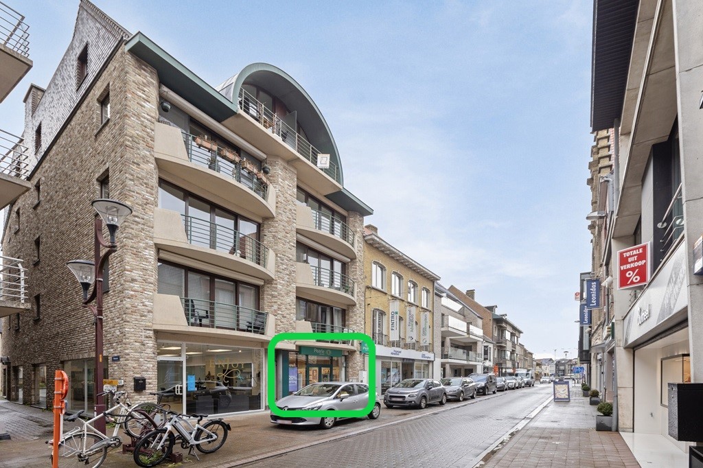 VEURNE: Commercieel gelegen investeringspand, handelsgelijkvloers van ca 120m² met terras in dé winkelstraat in het historisch centrum van Veurne (verhuurd). foto 10