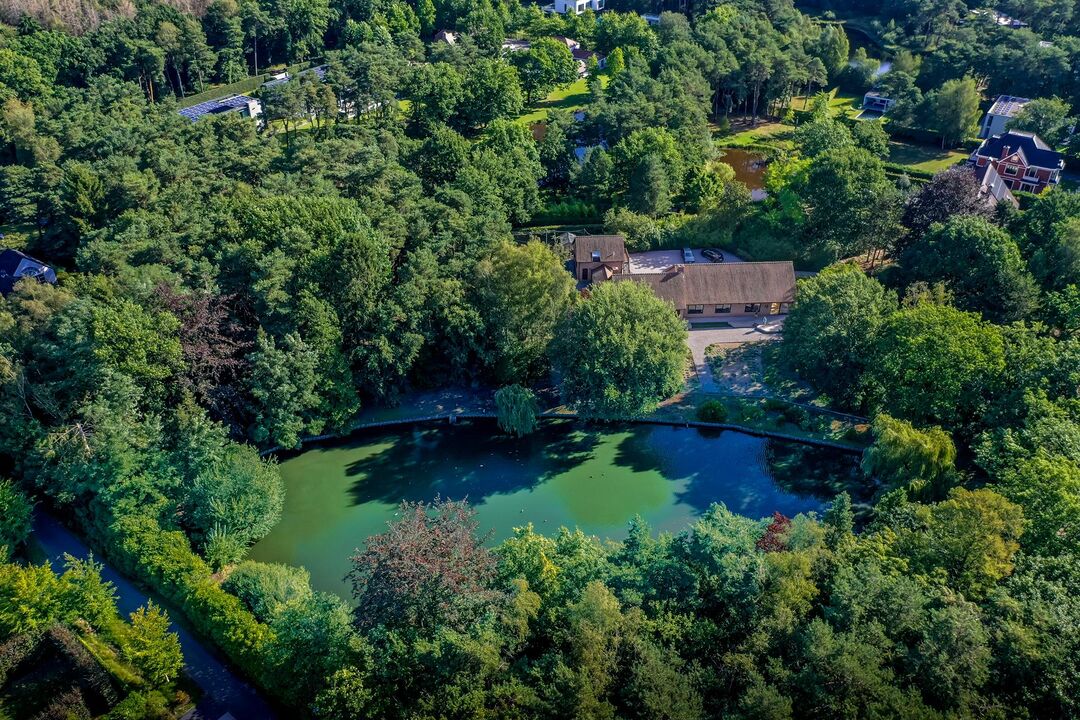 Villa in een oase van groen met zicht op waterpartij foto 9