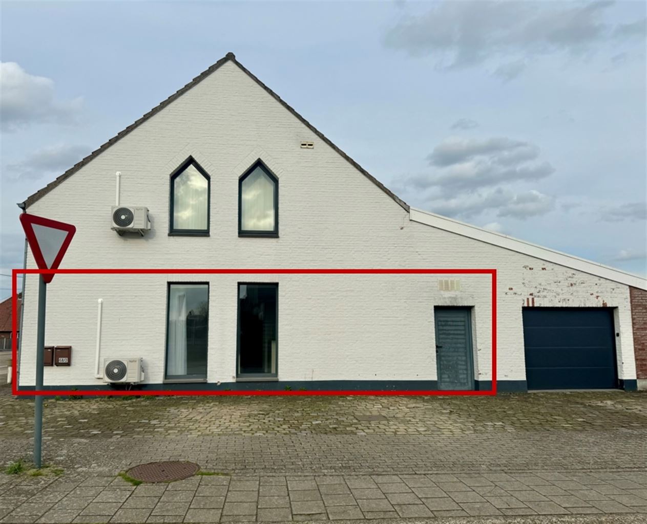 Ruim, gelijkvloers appartement voorzien van 2 slaapkamers met autostaanplaats op een centrale locatie in Neeroeteren. foto 15