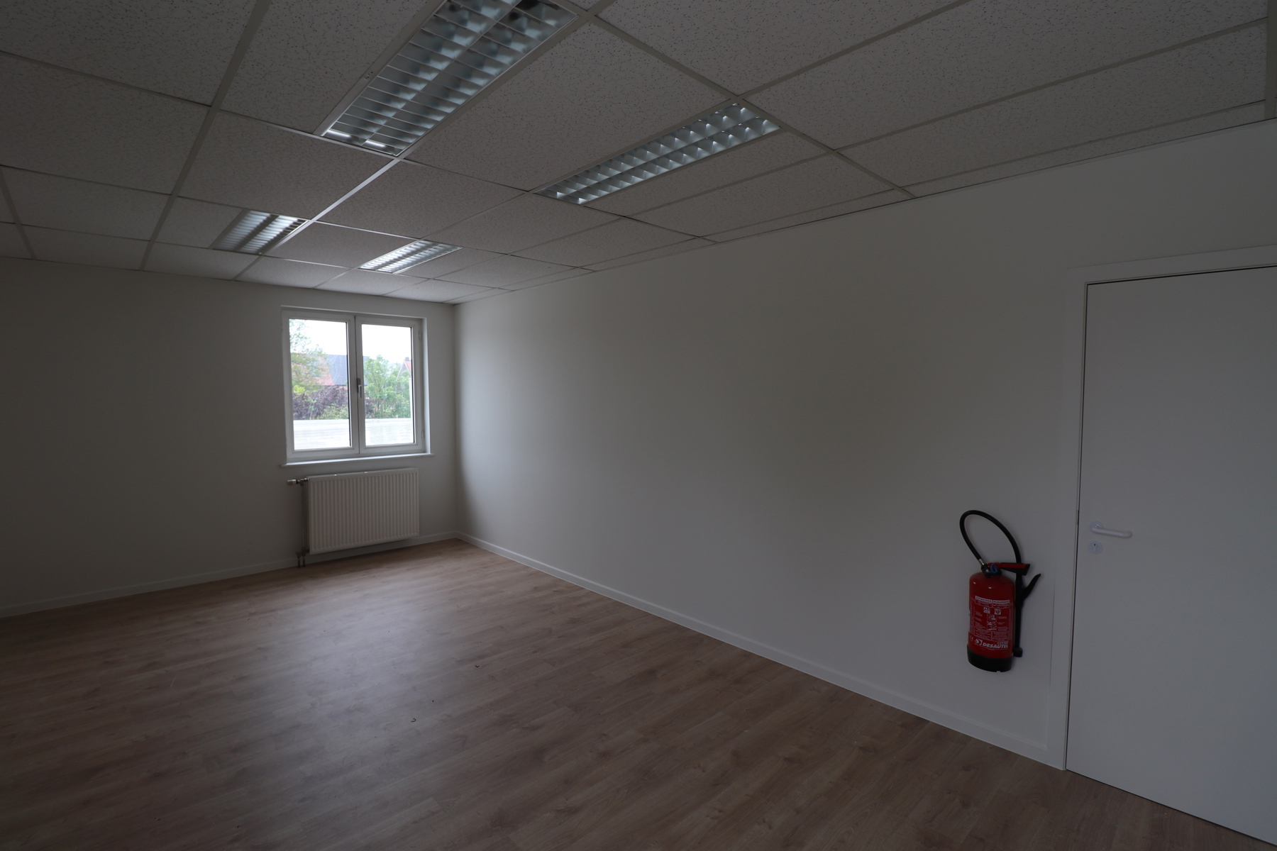 Ruime kantoorruimte van ca. 150m² op de 1ste verdieping met voldoende parking -  Gelegen aan de Ring van Herentals. foto 3