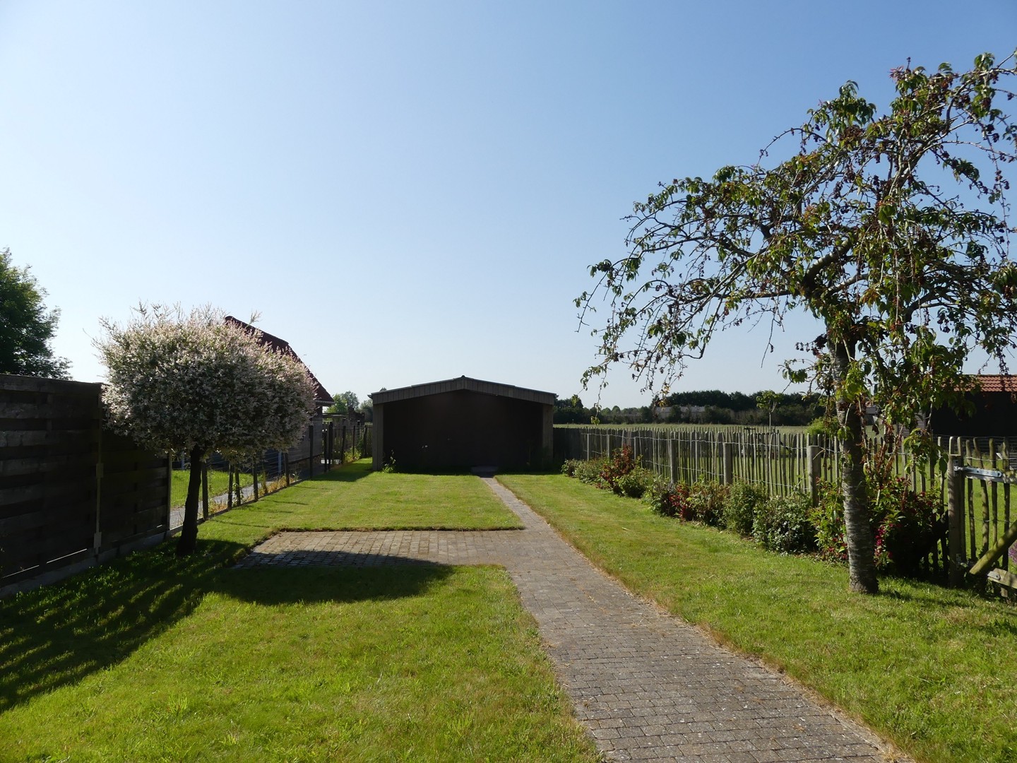 Gerenoveerde dorpswoning met terras, zongerichte tuin en ruim tuinhuis foto 16