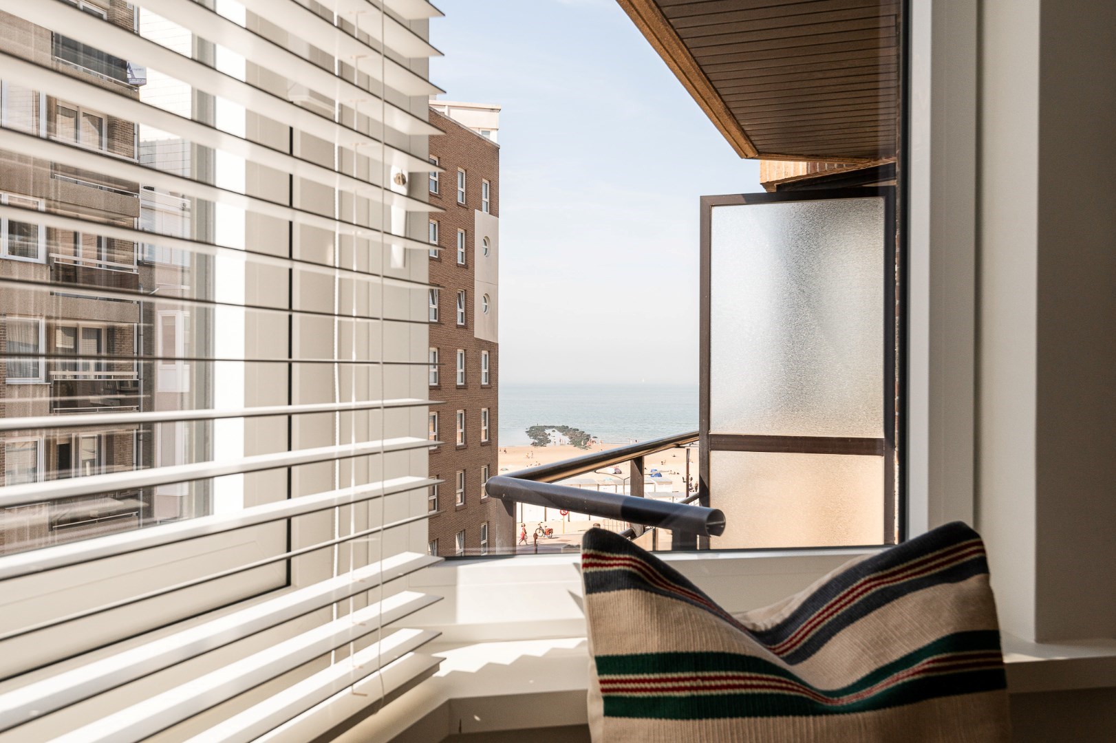 Prachtig gerenoveerd, zonnig appartement met zijdelings zeezicht, centraal gelegen vlakbij het Rubensplein. Mogelijkheid tot aankoop parking in het gebouw. foto 4
